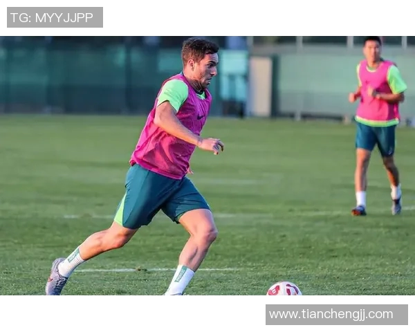 足球明星女友盛赞其帽子戏法表现引发热议球迷纷纷点赞 足球明星女友盛赞其帽子戏法表现引发热议球迷纷纷点赞