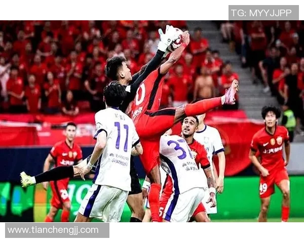 足球明星被热情粉丝亲吻引发热议现场气氛火爆瞬间成焦点