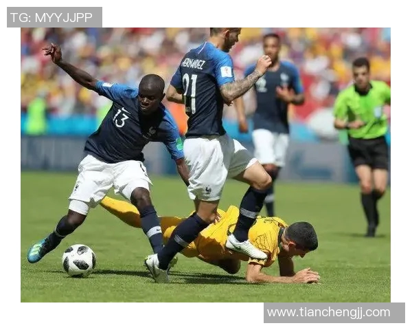 足球明星与裁判亲密合影展现赛场友谊与尊重的精彩瞬间