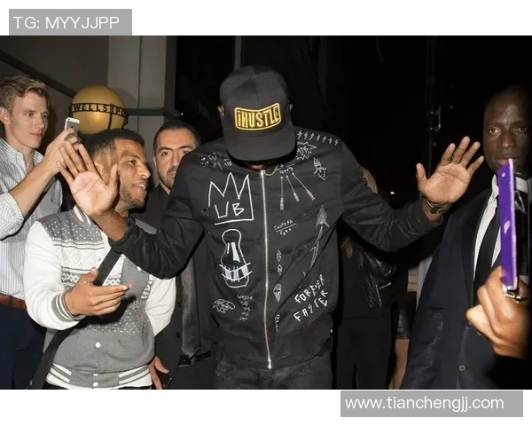 足球明星儿子展现完美腹肌引关注健身热潮再度升温